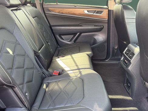 Used 2025 Volkswagen Atlas SE AWD/4WD image 27
