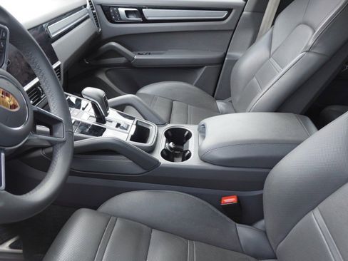 Used 2022 Porsche Cayenne Platinum Edition image 7