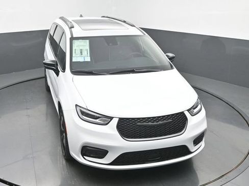 New 2026 Chrysler Pacifica Limited w/ Uconnect Theater Family Group AWD/4WD image 45