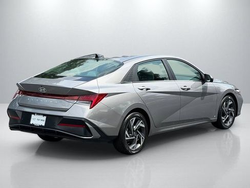 Used 2024 Hyundai Elantra Limited FWD image 7