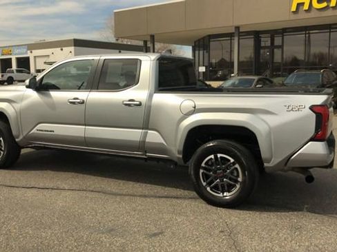 Used 2024 Toyota Tacoma TRD Sport AWD/4WD image 6