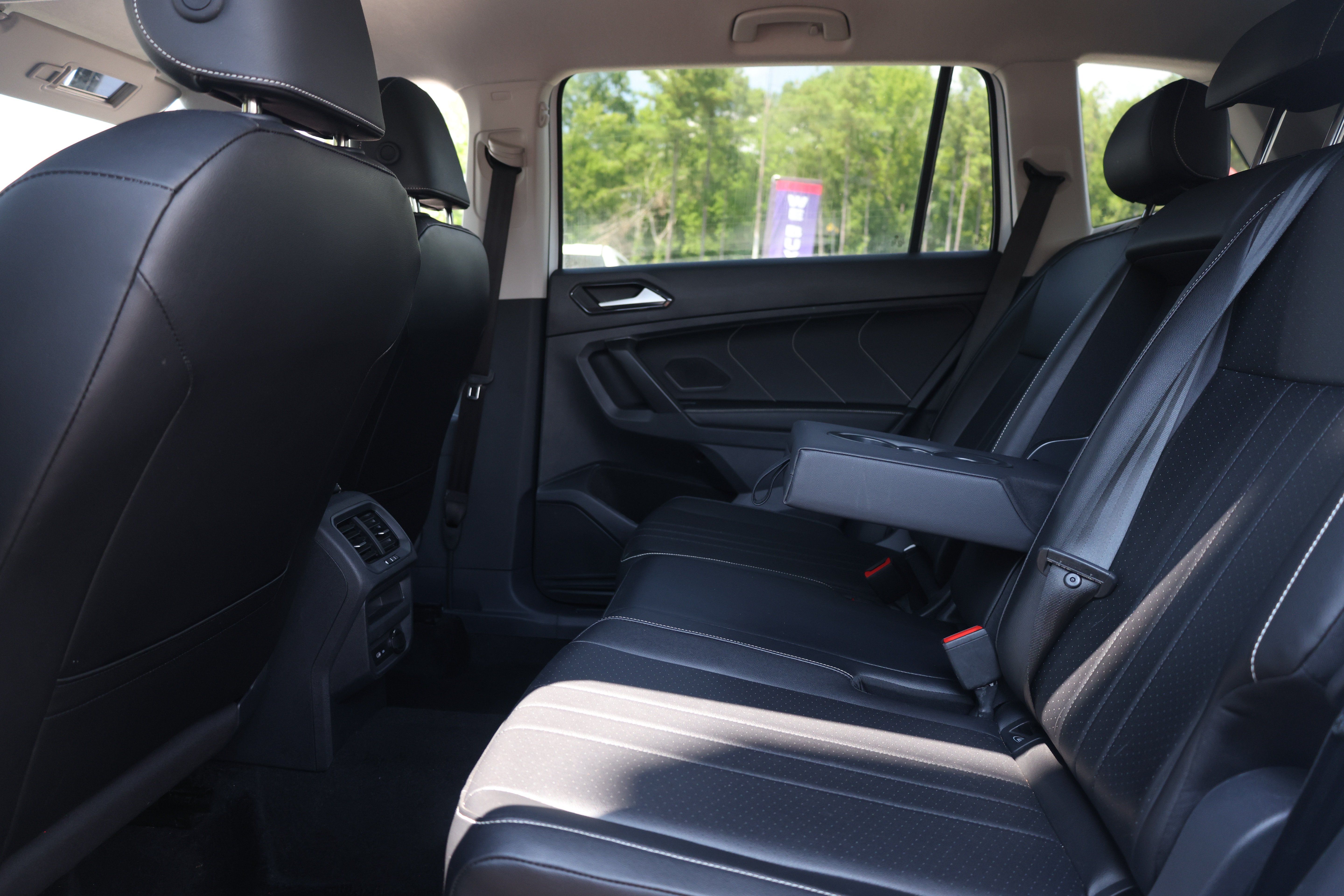 Used 2024 Volkswagen Tiguan SE AWD/4WD image 12
