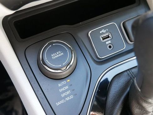 Used 2019 Jeep Cherokee Limited AWD/4WD image 23