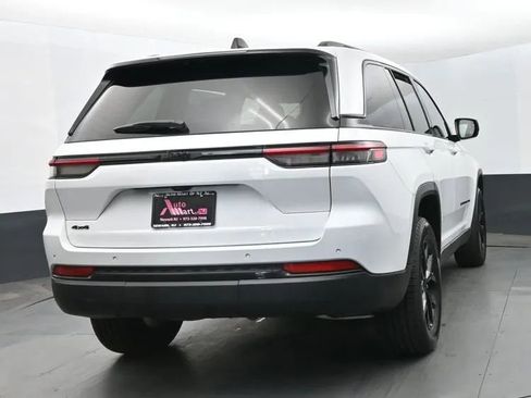 Used 2024 Jeep Grand Cherokee Altitude AWD/4WD image 8