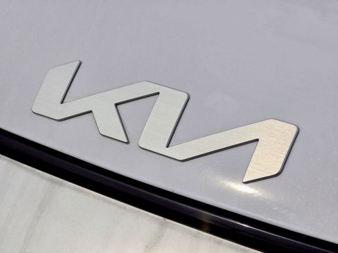 Used 2024 Kia Sportage SX image 3