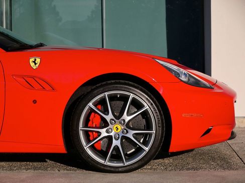 Used 2013 Ferrari California image 9