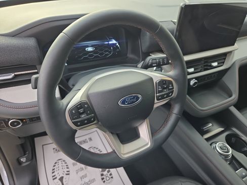 Used 2025 Ford Explorer Active w/ Active Comfort Package image 17