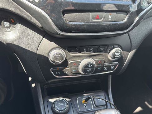 Used 2022 Jeep Cherokee Limited AWD/4WD image 7