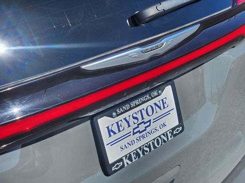 Used 2023 Chrysler Pacifica Touring-L image 11