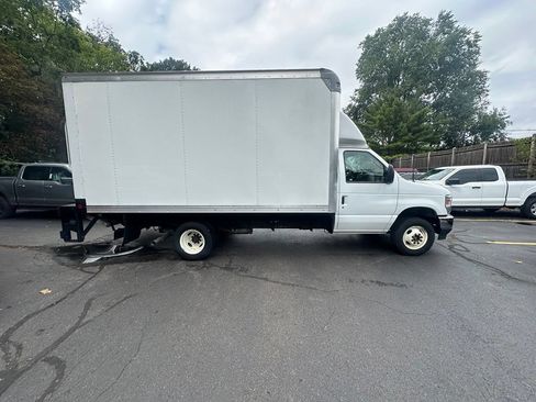 Used 2024 Ford E-450 and Econoline 450 Super Duty w/ Driver's Safety Package RWD image 4