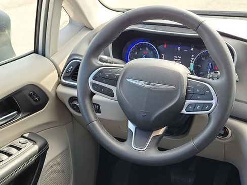 Used 2023 Chrysler Pacifica Touring-L FWD image 22