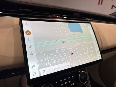 Used 2023 Land Rover Range Rover Long Wheelbase SE image 15