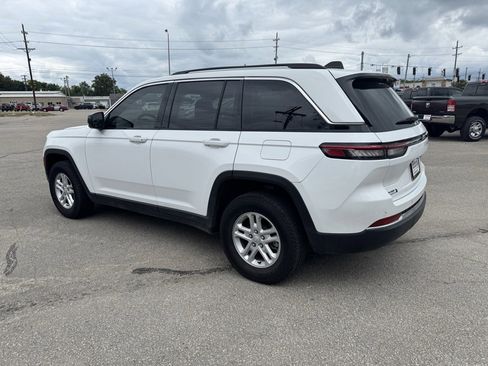 Used 2023 Jeep Grand Cherokee Laredo image 3