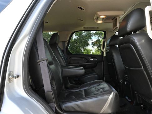 Used 2012 Cadillac Escalade Luxury RWD image 24