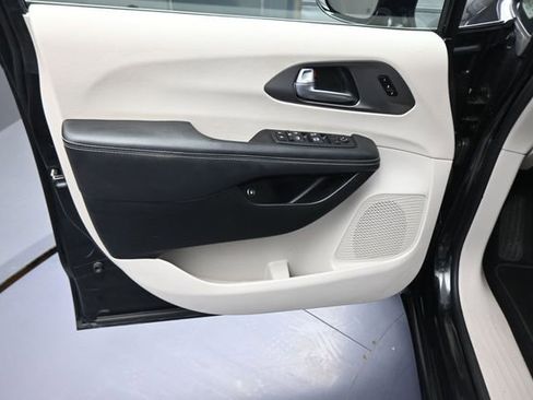 Used 2024 Chrysler Pacifica Limited FWD image 77