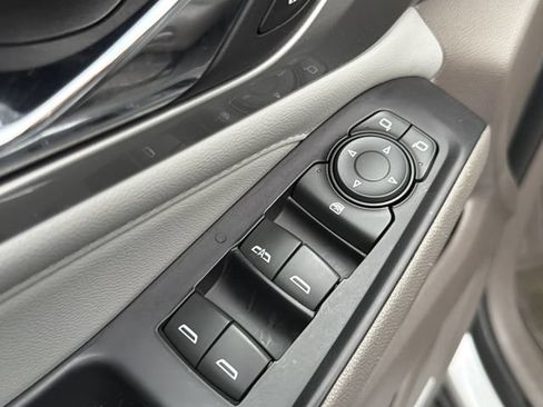 Used 2018 Chevrolet Traverse LT FWD image 25
