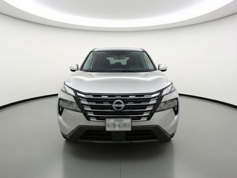 Used 2025 Nissan Rogue SV image 2