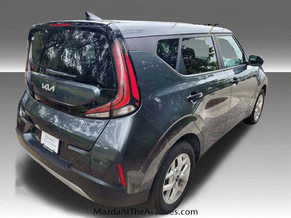 Used 2025 Kia Soul LX w/ LX Technology Package FWD image 17