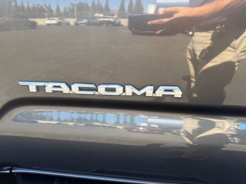 Used 2018 Toyota Tacoma TRD Sport w/ Technology Package image 40