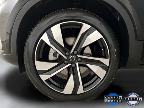Used 2025 Volvo XC40 B5 Plus image 29
