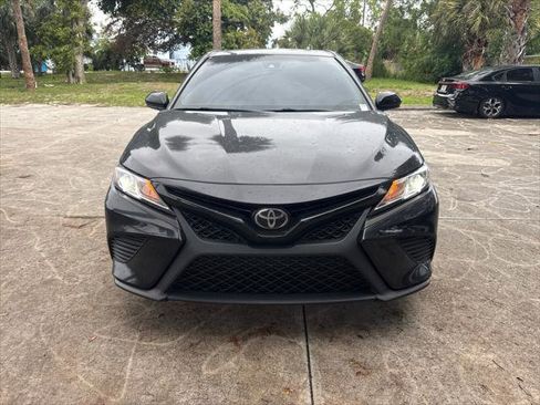 Used 2018 Toyota Camry SE w/ Moonroof Package image 3