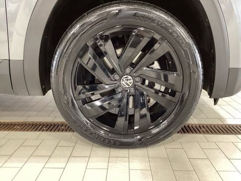 Used 2023 Volkswagen Atlas Cross Sport SE w/ Black Wheel Package AWD/4WD image 24