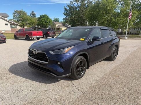 Used 2022 Toyota Highlander LE AWD/4WD image 2