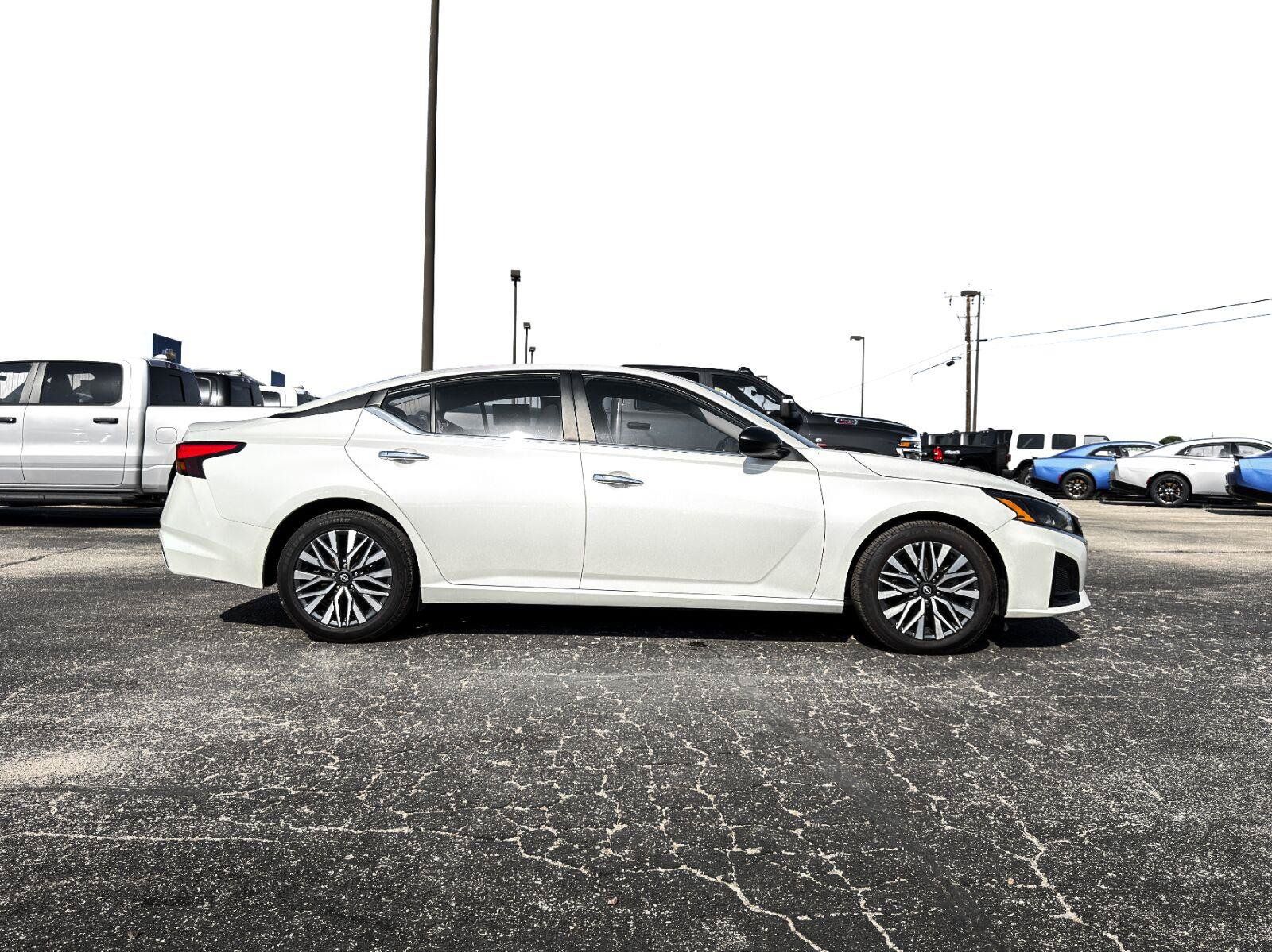 Used 2024 Nissan Altima 2.5 SV FWD image 8