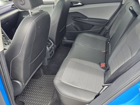Used 2023 Volkswagen Taos SE w/ Panoramic Sunroof Package FWD image 11