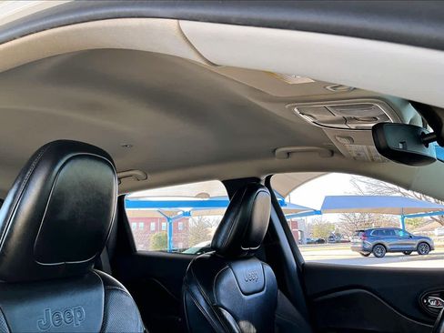 Used 2019 Jeep Cherokee Limited image 14