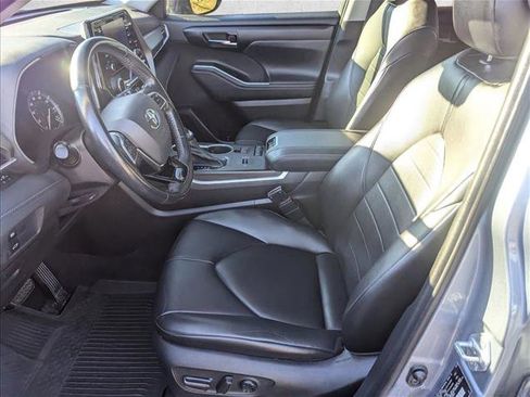 Used 2021 Toyota Highlander XLE image 16