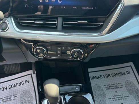 Used 2025 Chevrolet Trax LT image 18