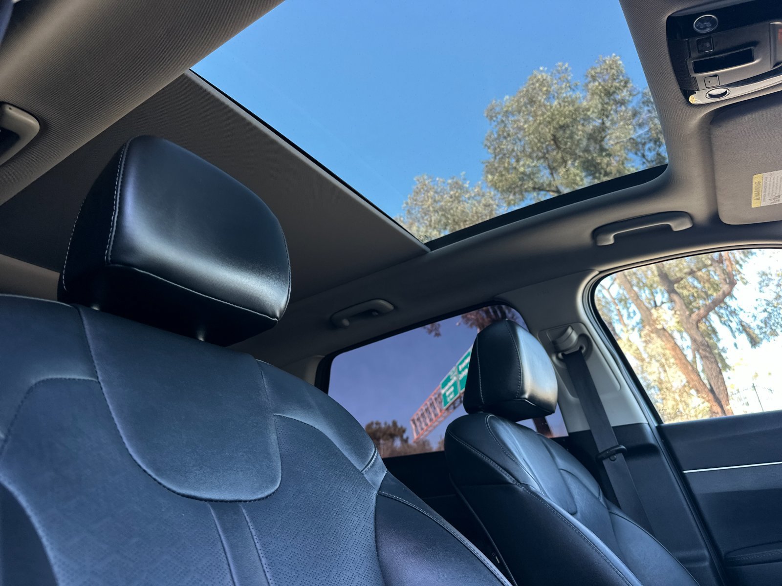 Used 2022 Kia Sorento S w/ Panoramic Sunroof Package FWD image 16