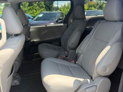 Used 2015 Toyota Sienna XLE FWD image 28