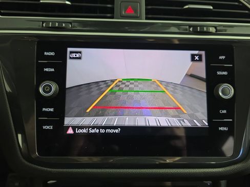 Used 2024 Volkswagen Tiguan SE w/ Panoramic Sunroof Package AWD/4WD image 18
