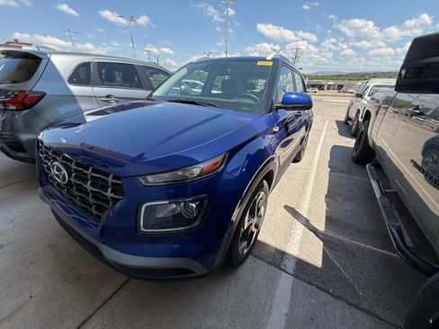 Used 2025 Hyundai Venue SEL FWD image 1