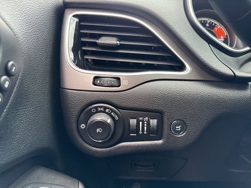 Used 2019 Jeep Cherokee Limited image 13