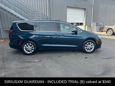 Used 2025 Chrysler Pacifica Select image 2