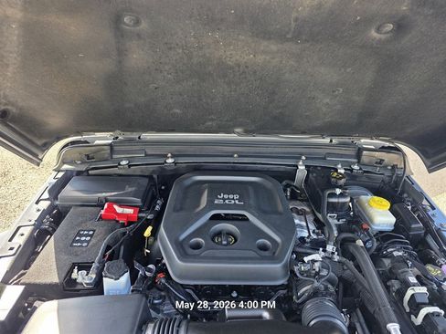 Used 2018 Jeep Wrangler Unlimited Sahara w/ Dual Top Group AWD/4WD image 10