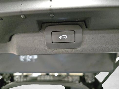 Used 2024 Land Rover Discovery Dynamic SE AWD/4WD image 13