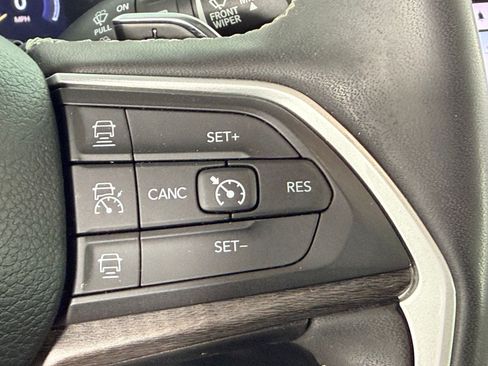 Used 2023 Jeep Grand Cherokee L Limited AWD/4WD image 24