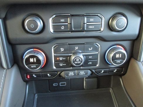 Used 2023 Chevrolet Tahoe Z71 w/ Luxury Package image 23