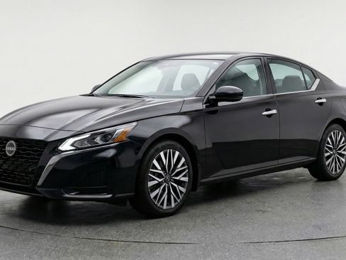 Used 2025 Nissan Altima 2.5 SV image 3
