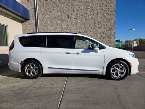 Used 2022 Chrysler Pacifica Limited FWD image 5
