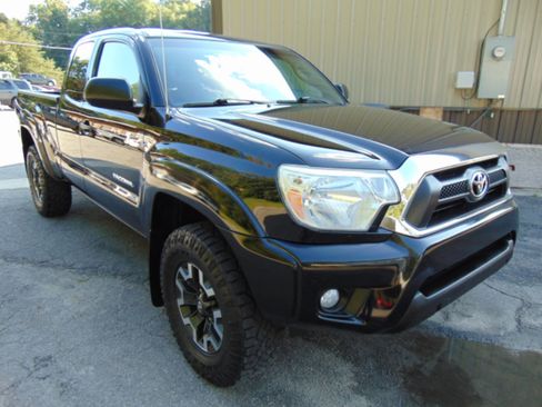 Used 2013 Toyota Tacoma 4x4 Access Cab V6 w/ SR5 Pkg image 12