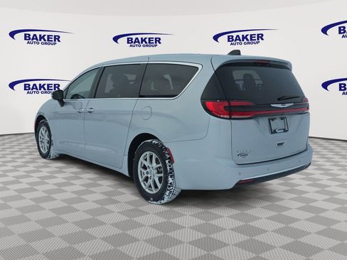 Used 2023 Chrysler Pacifica Touring-L FWD image 7
