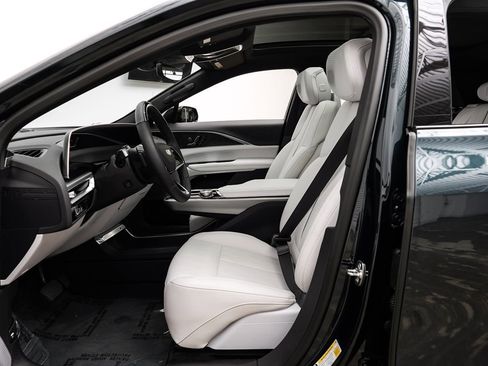 Used 2025 Cadillac Lyriq Luxury image 4