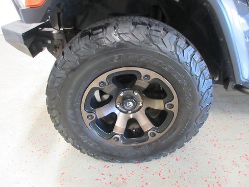 Used 2018 Jeep Wrangler Unlimited Sahara w/ LED Lighting Group AWD/4WD image 28