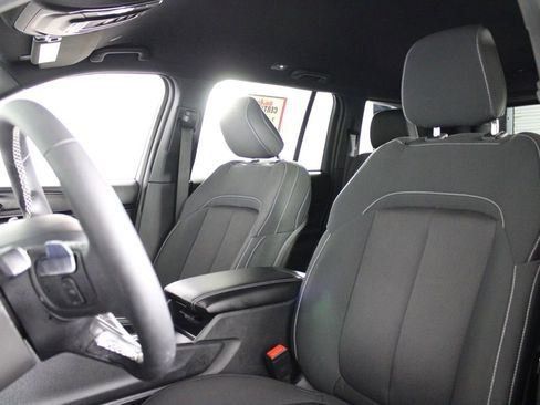 Used 2025 Jeep Grand Cherokee Laredo image 18