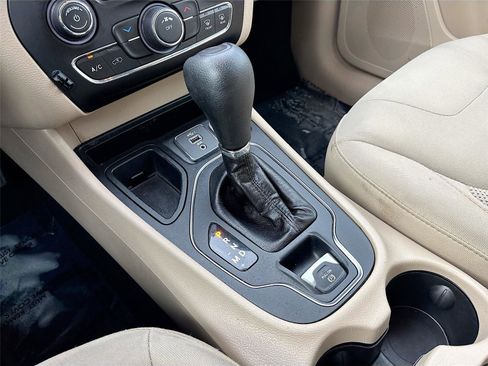 Used 2019 Jeep Cherokee Latitude w/ Popular Appearance Group image 17